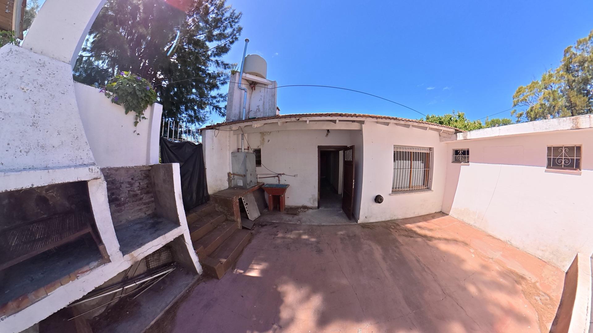 Amplia casa con jardin