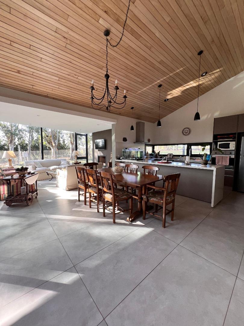 Casa 4 ambientes con 3 baños