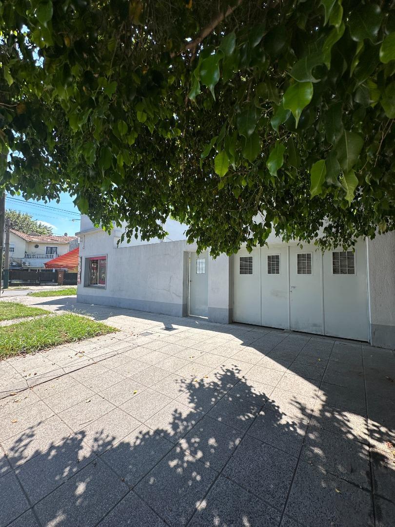 Casa en esquina con local, 3 dorm, patio y terraza - LdZ