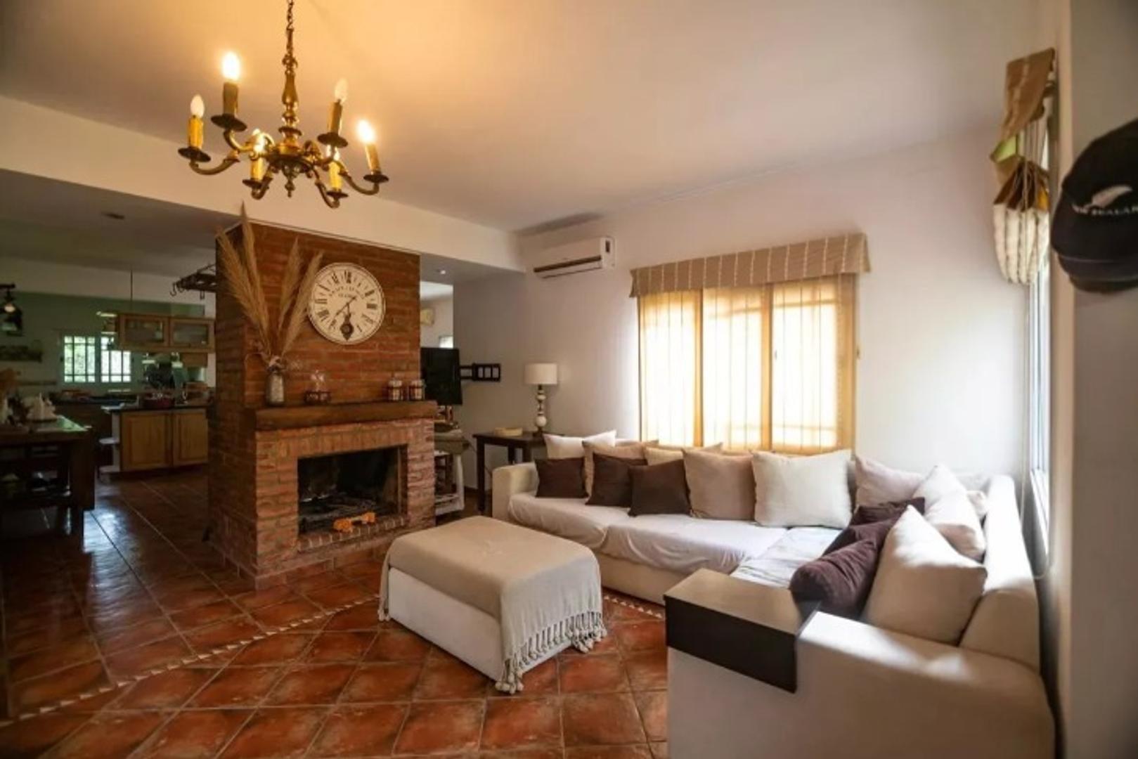 Casa 5 ambientes con 4 baños