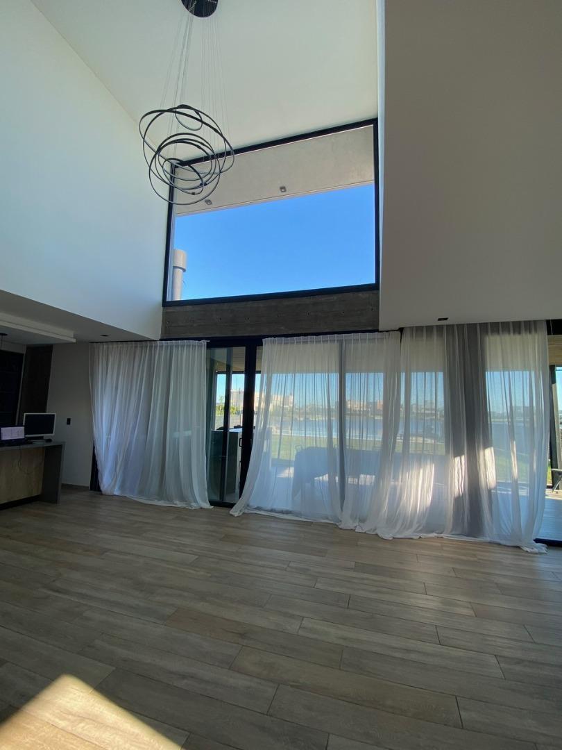 Casa 5 ambientes con 4 baños