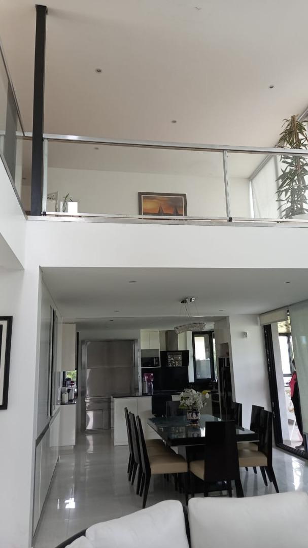 Casa en Alquiler con 7 cocheras