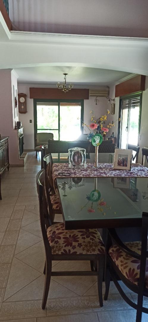 Casa 5 ambientes con 4 baños