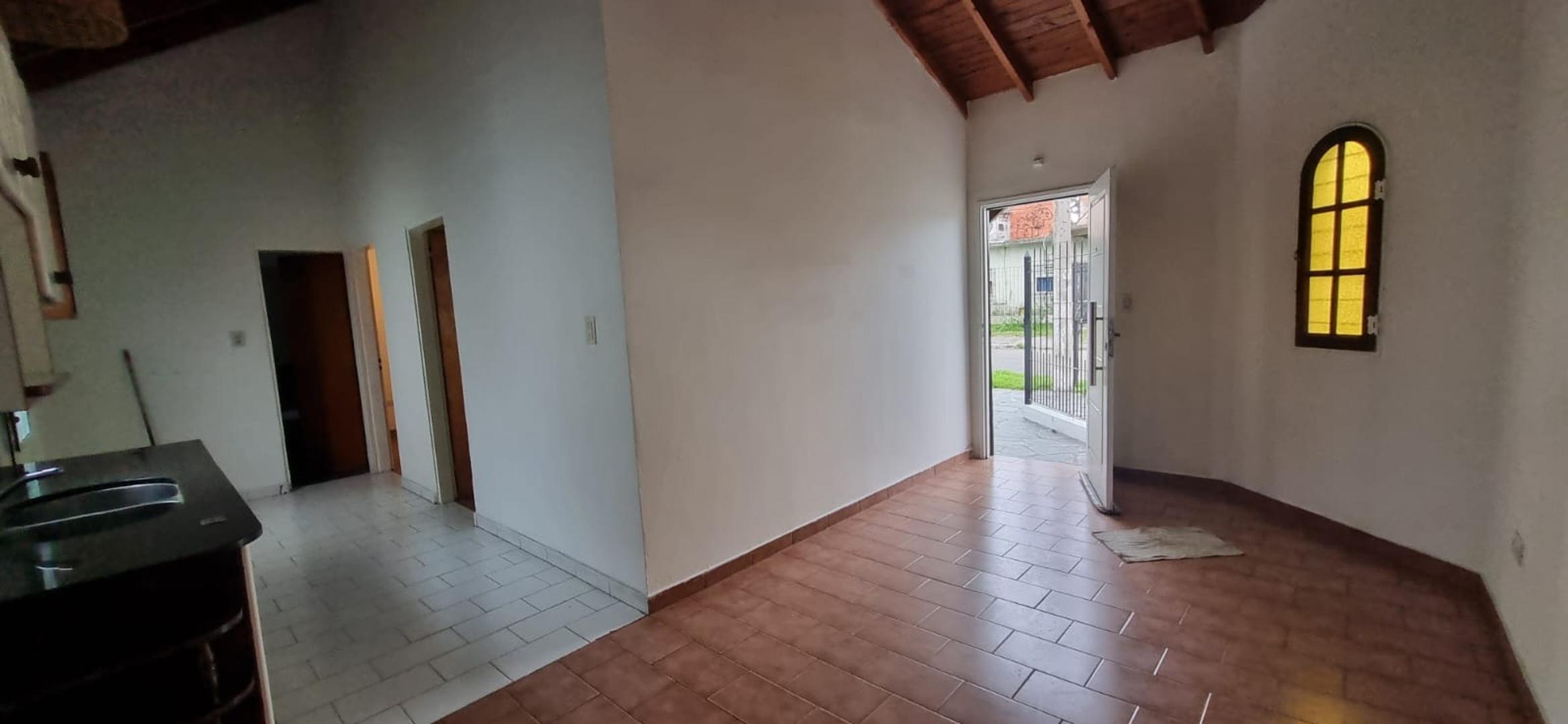 Casa 3 ambientes con 1 baño