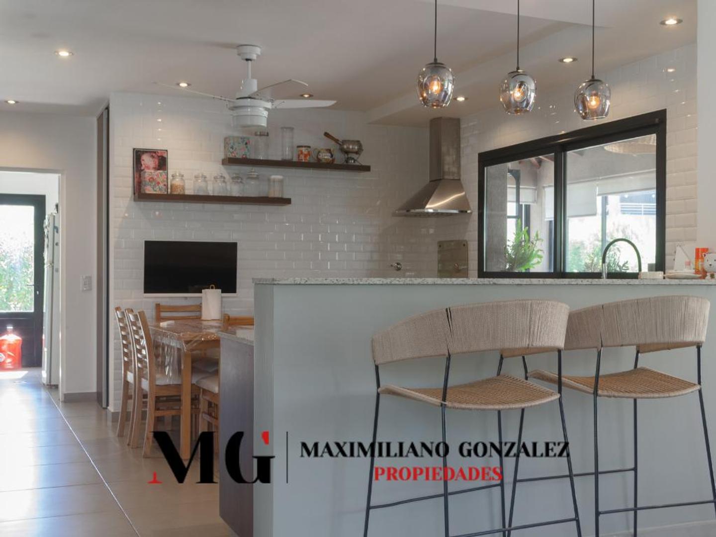 Casa 9 ambientes con 3 baños