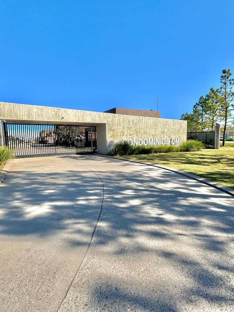 Casa en Alquiler con 2 cocheras