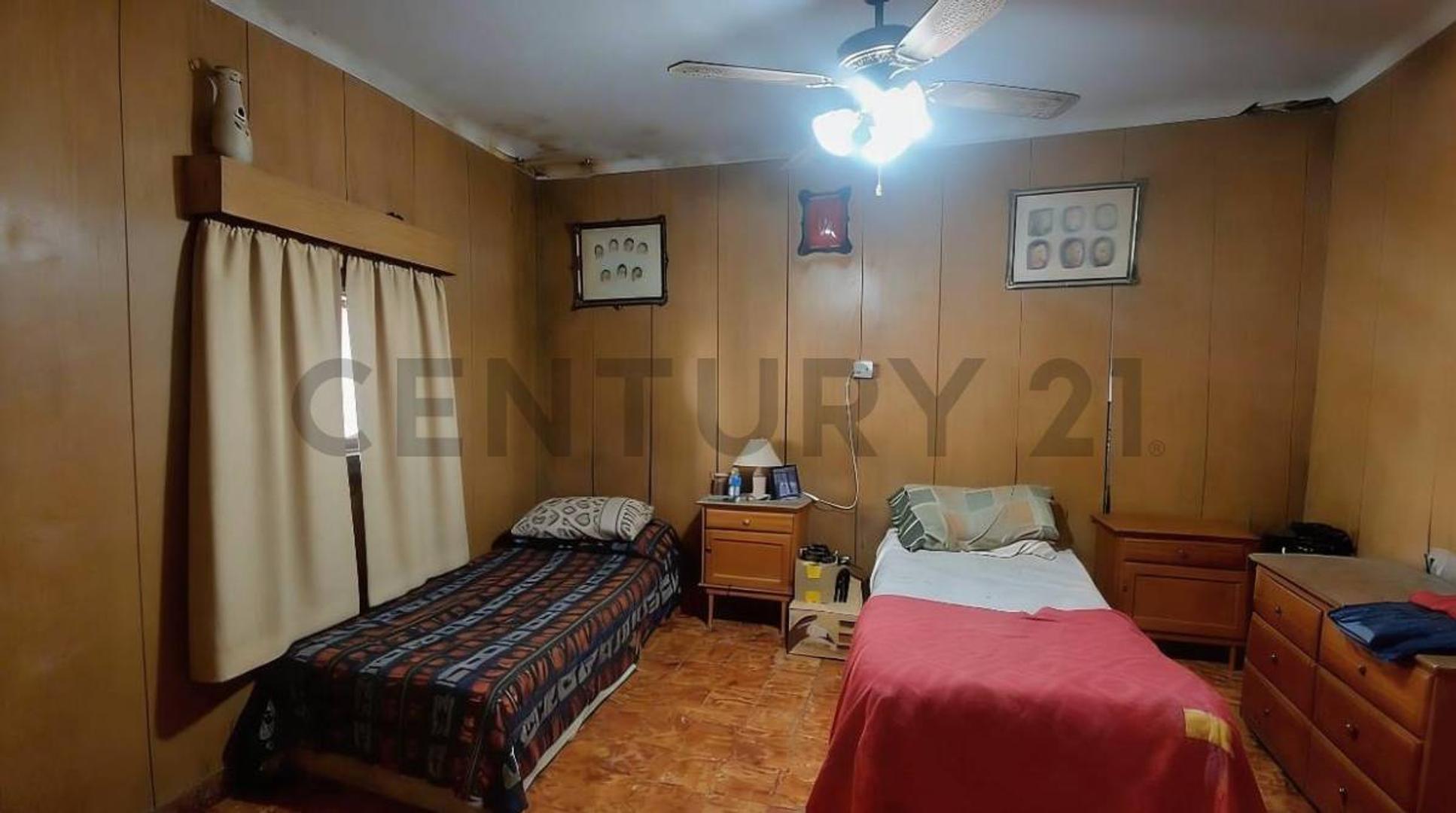 514 ENTRE 5 Y 6 .CASA EN VENTA DE DOS DORMITORIOS RINGUELET.