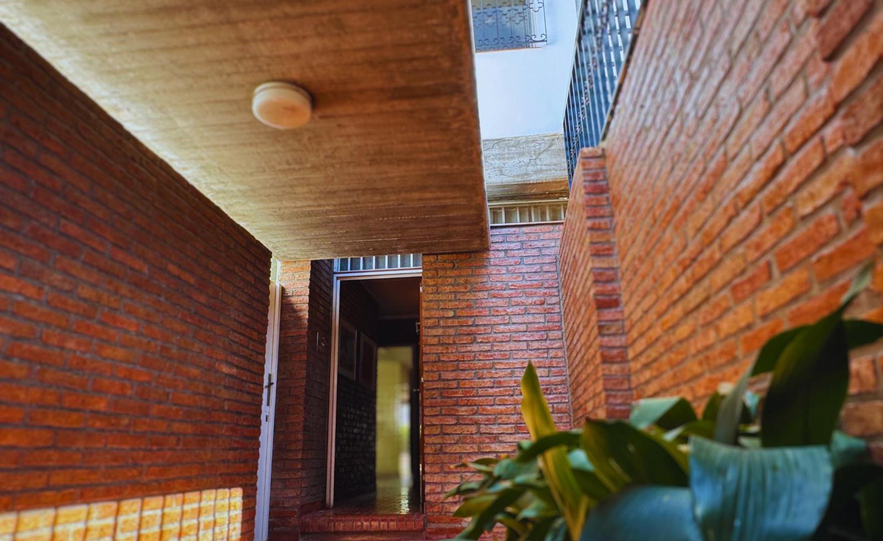 Casa 8 ambientes con 4 baños