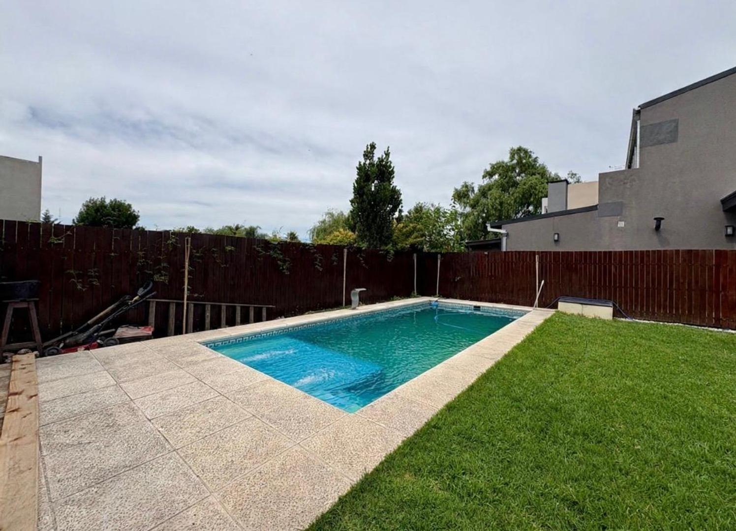 Casa a la venta 5 dormitorios y pileta. Barrio Los Arenales