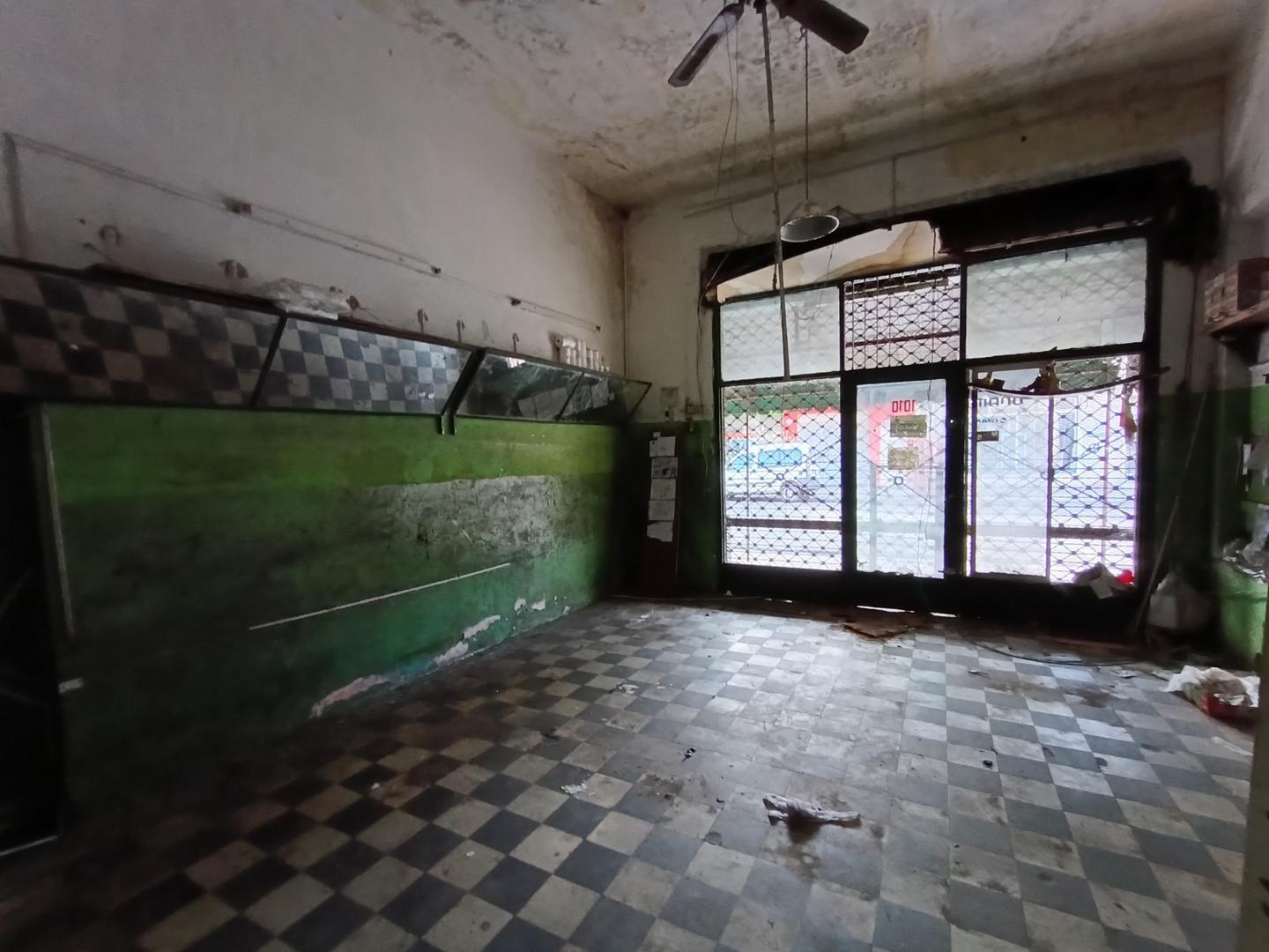 Se alquila local del medio – Esquina en Lanus .