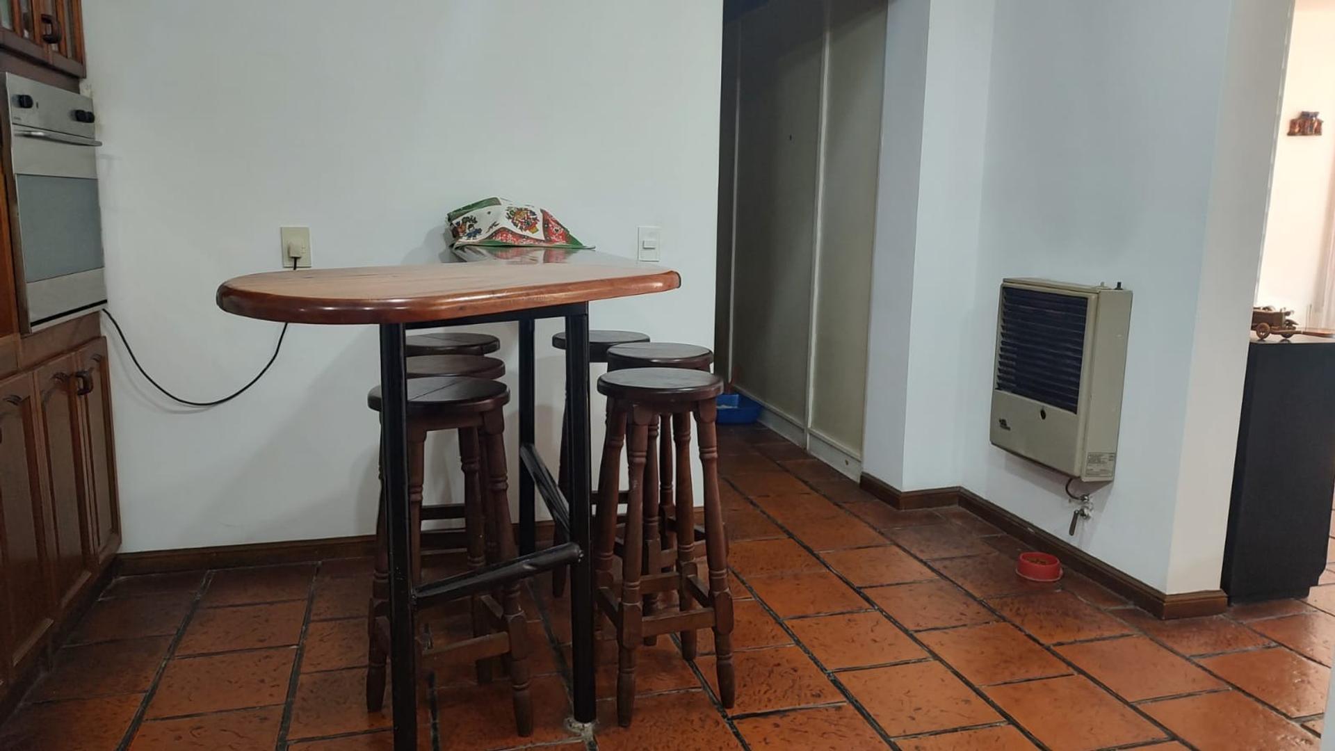 Casa 5 ambientes con 2 baños