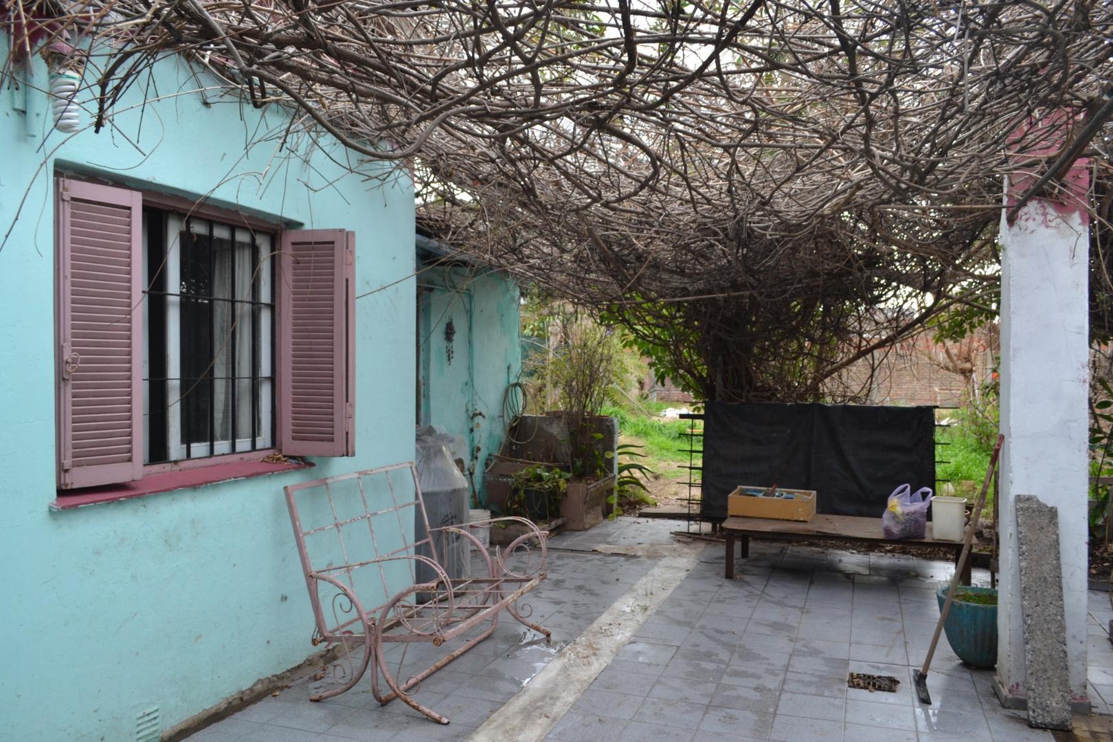 CASA EN LOTE DE 8,66 X 40,40 (350 M2)