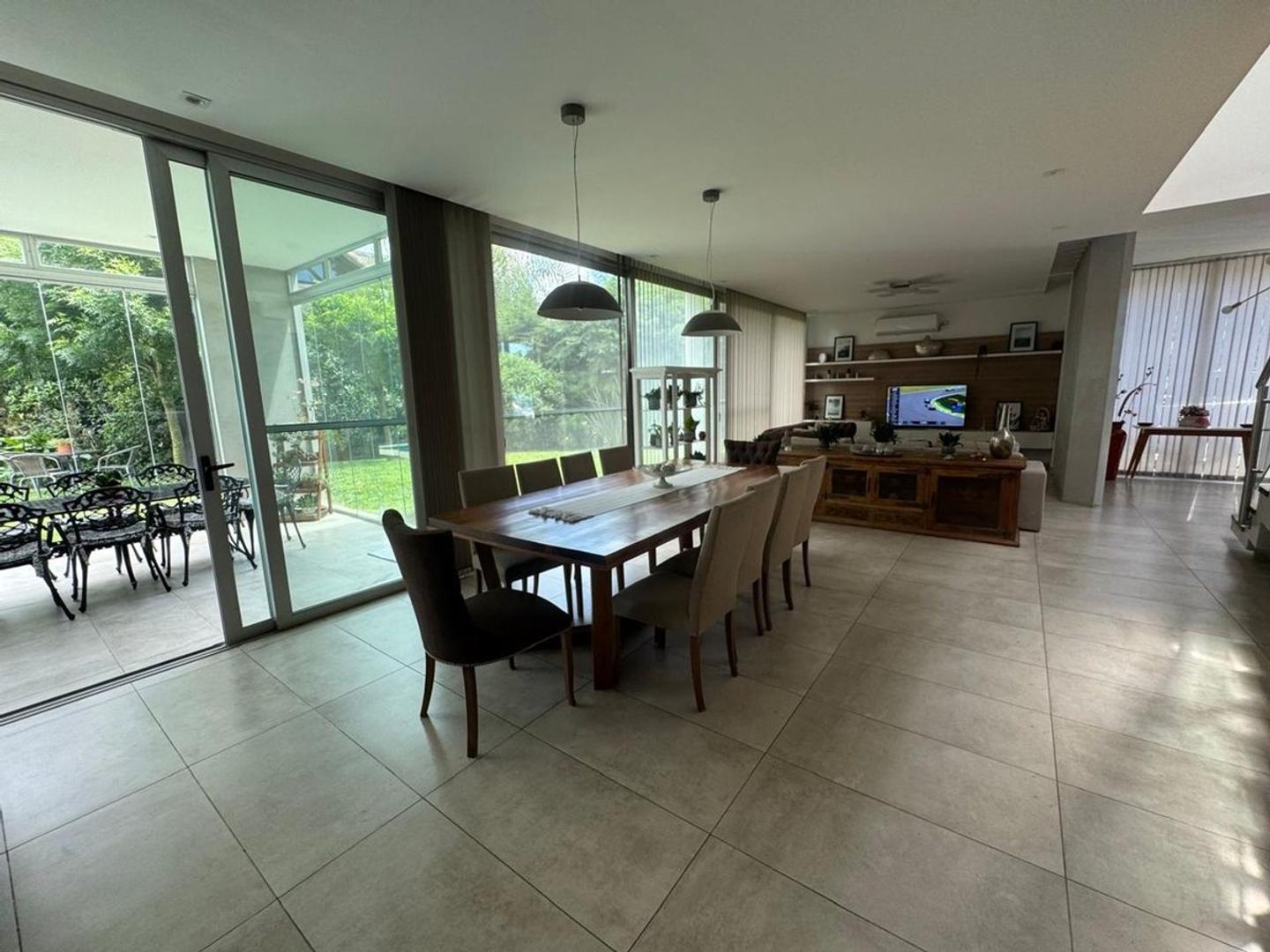 Casa 7 ambientes con 4 baños