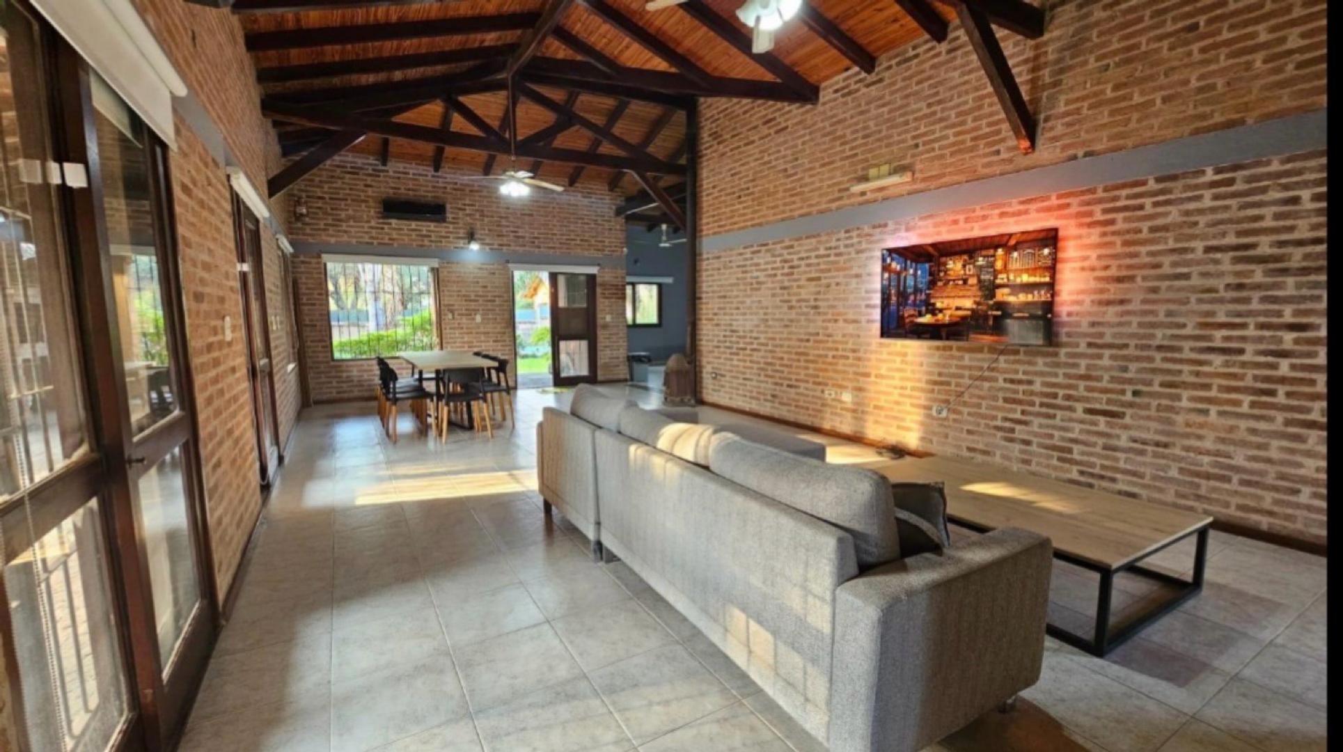 Casa 8 ambientes con 3 baños