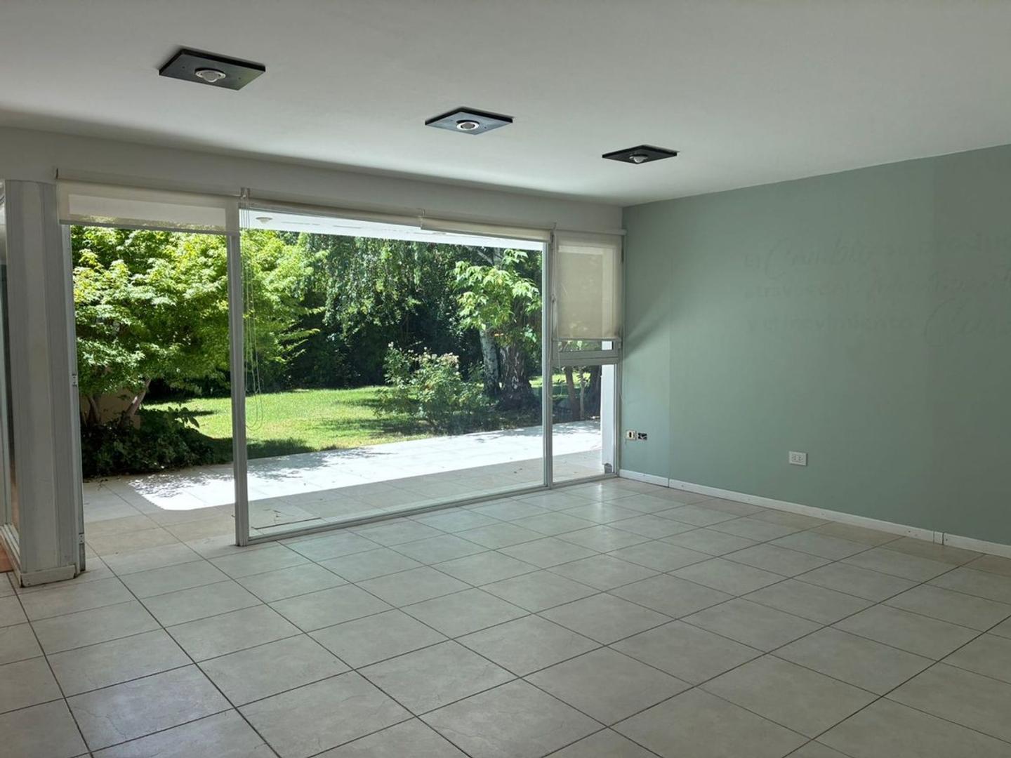 ALQUILER CASA RESIDENCIAL, BARRIO JARDINES DEL REY