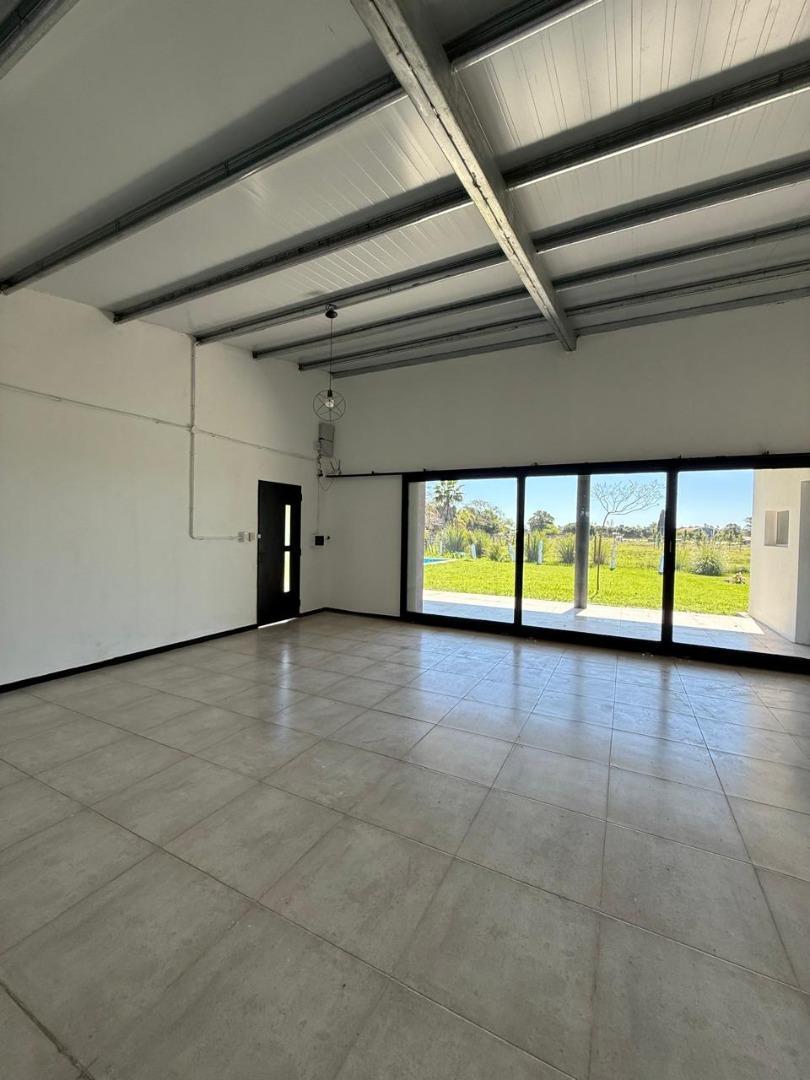 Casa en Alquiler con 2 cocheras