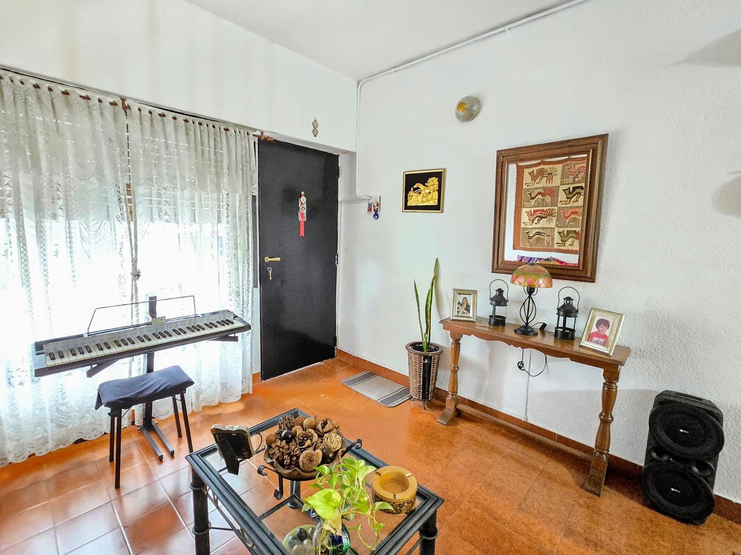 Casa 3 ambientes con 2 baños