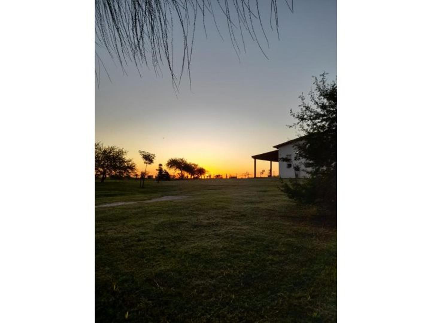 Casa quinta, tres dormitorios, con jardín parquizado de 2000 m2, excelentes vistas - Minuanes B...