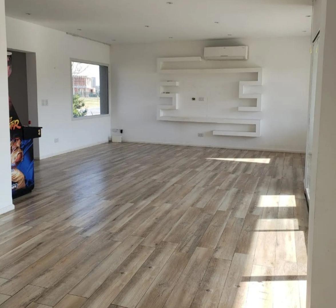 Casa en Alquiler con 1 cochera