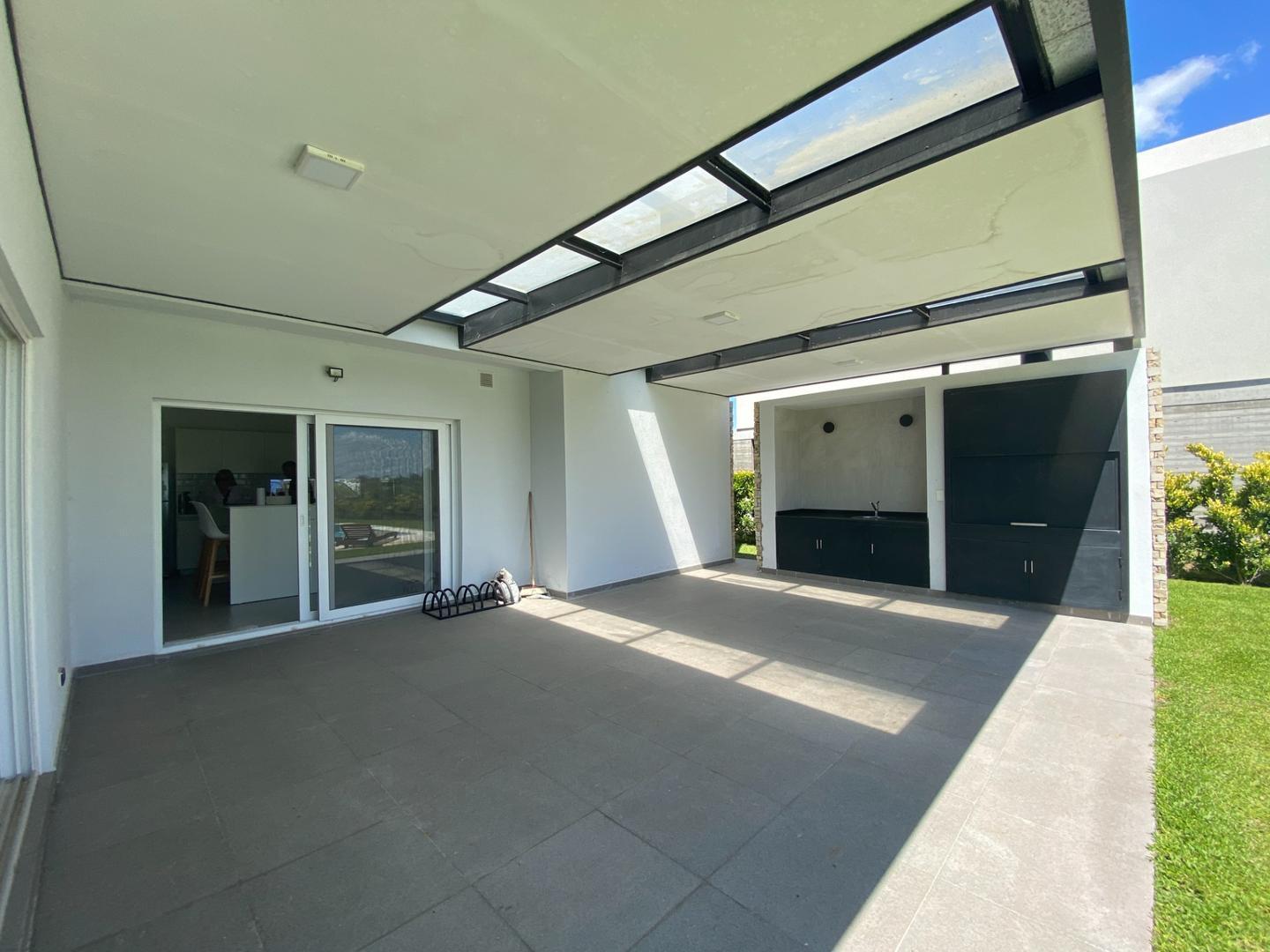 Casa en Venta con 4 cocheras