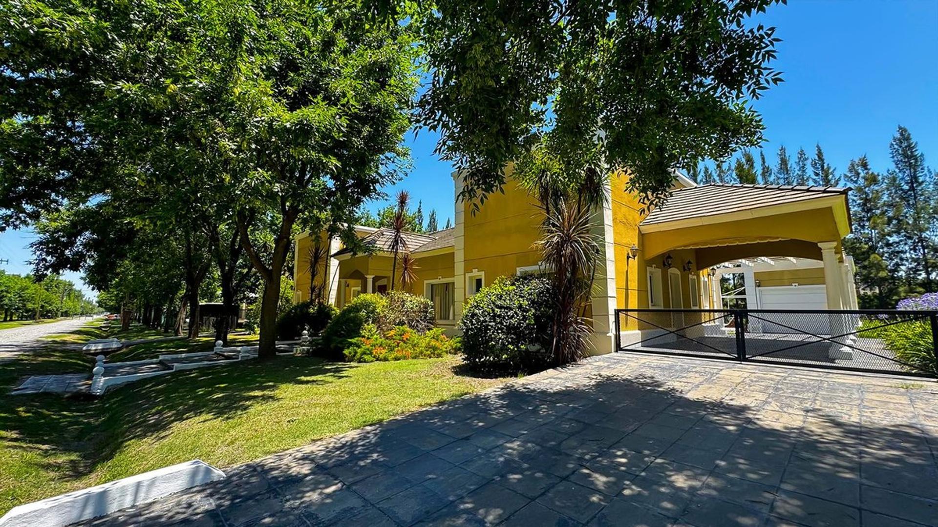 Casa 5 ambientes con 4 baños