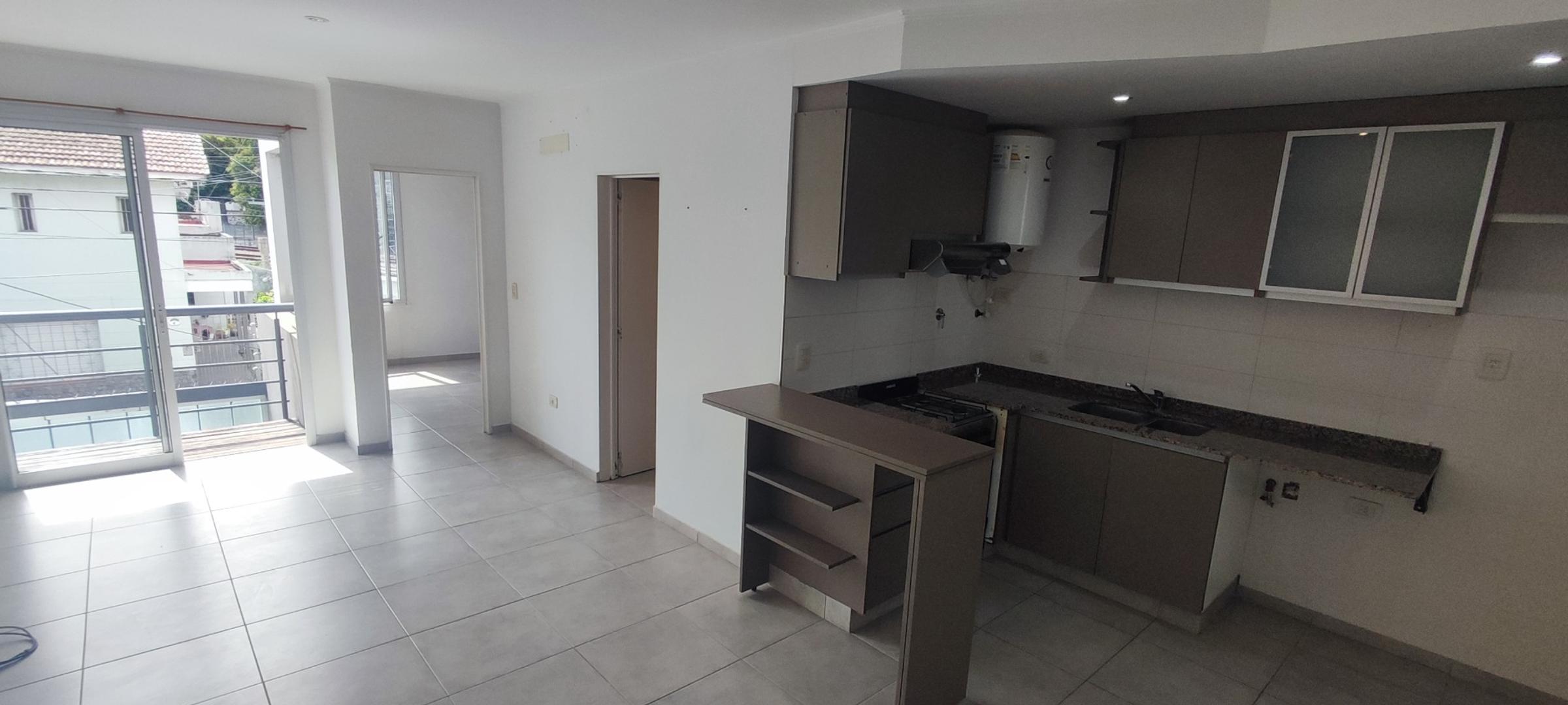 Moderno depto 2 ambientes, primer piso por escalera.