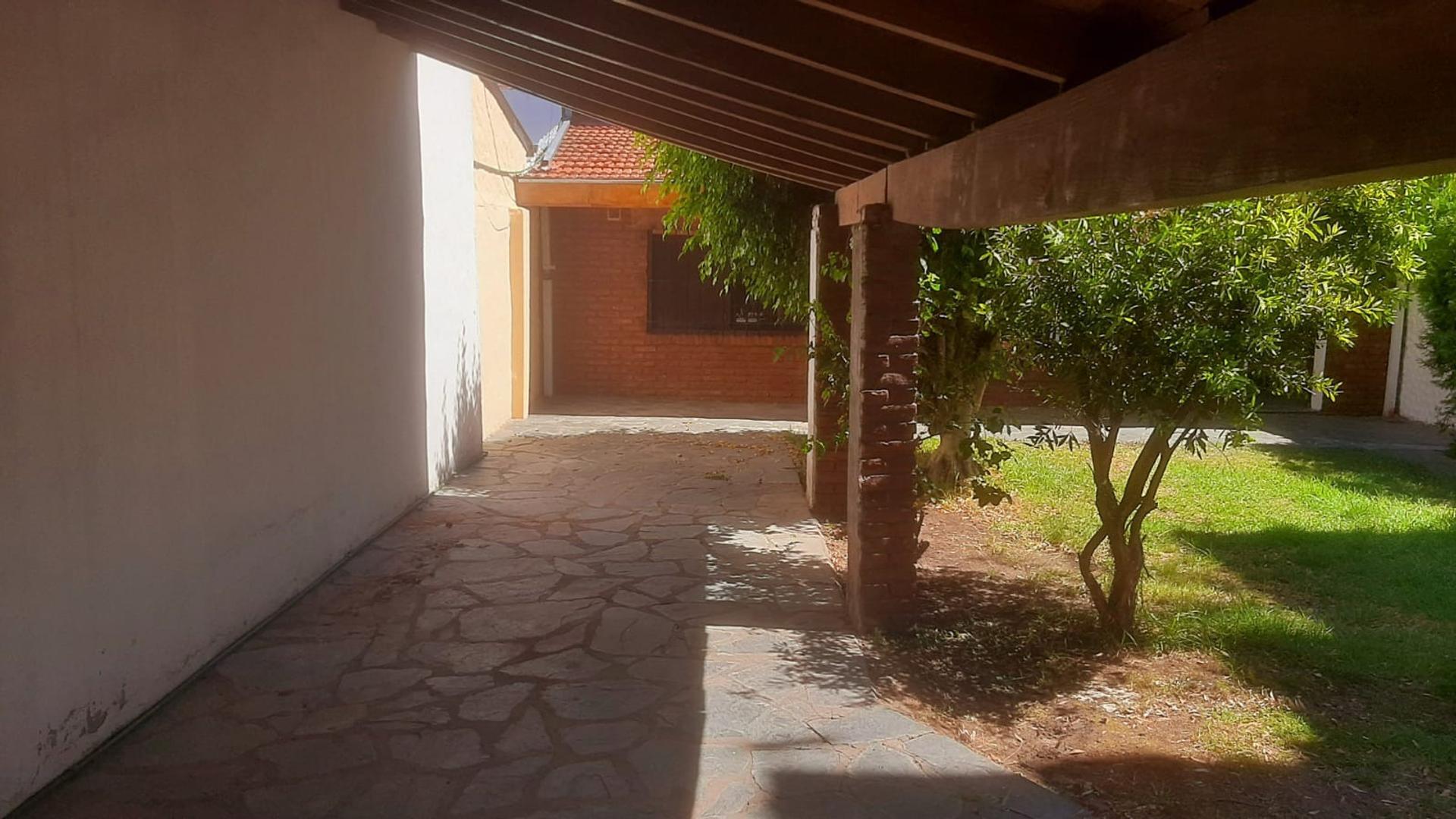 Casa en Alquiler con 5 cocheras