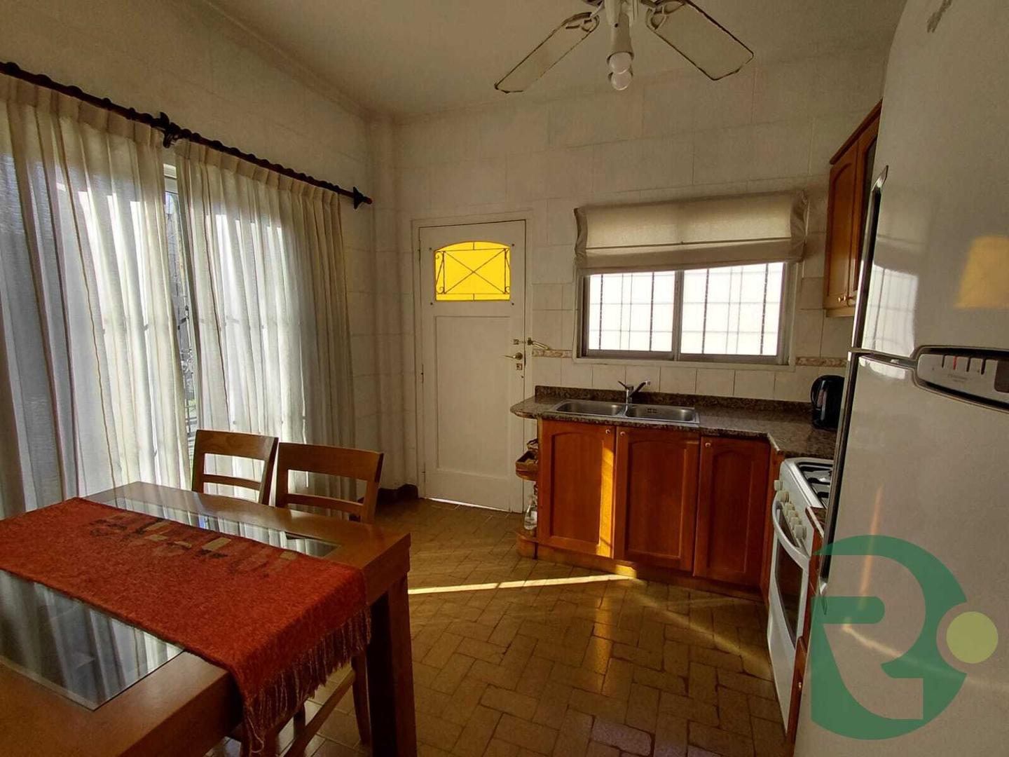 Venta casa 5 ambientes.Parque y Pileta.Castelar