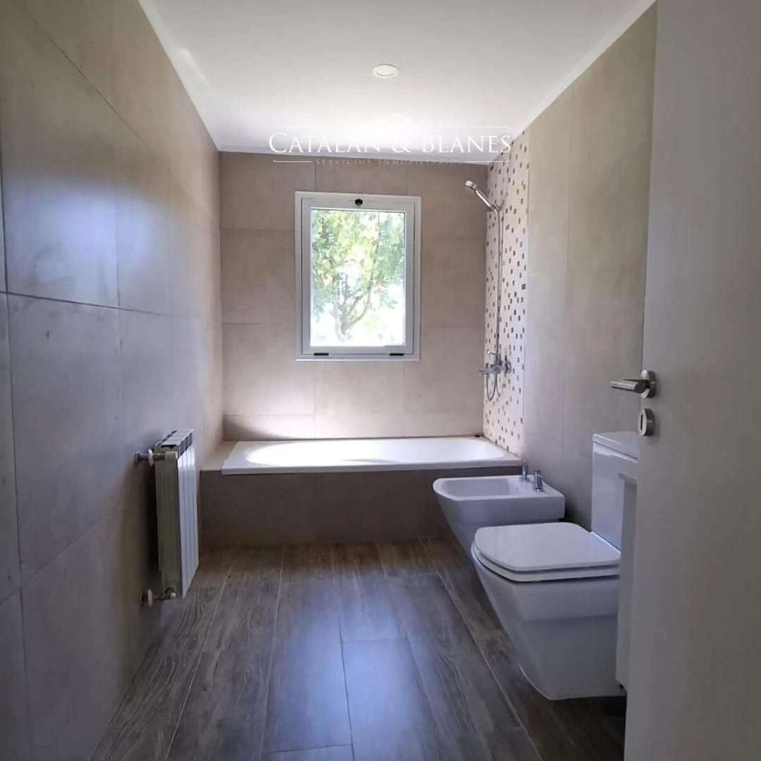 Casa 4 ambientes con 3 baños