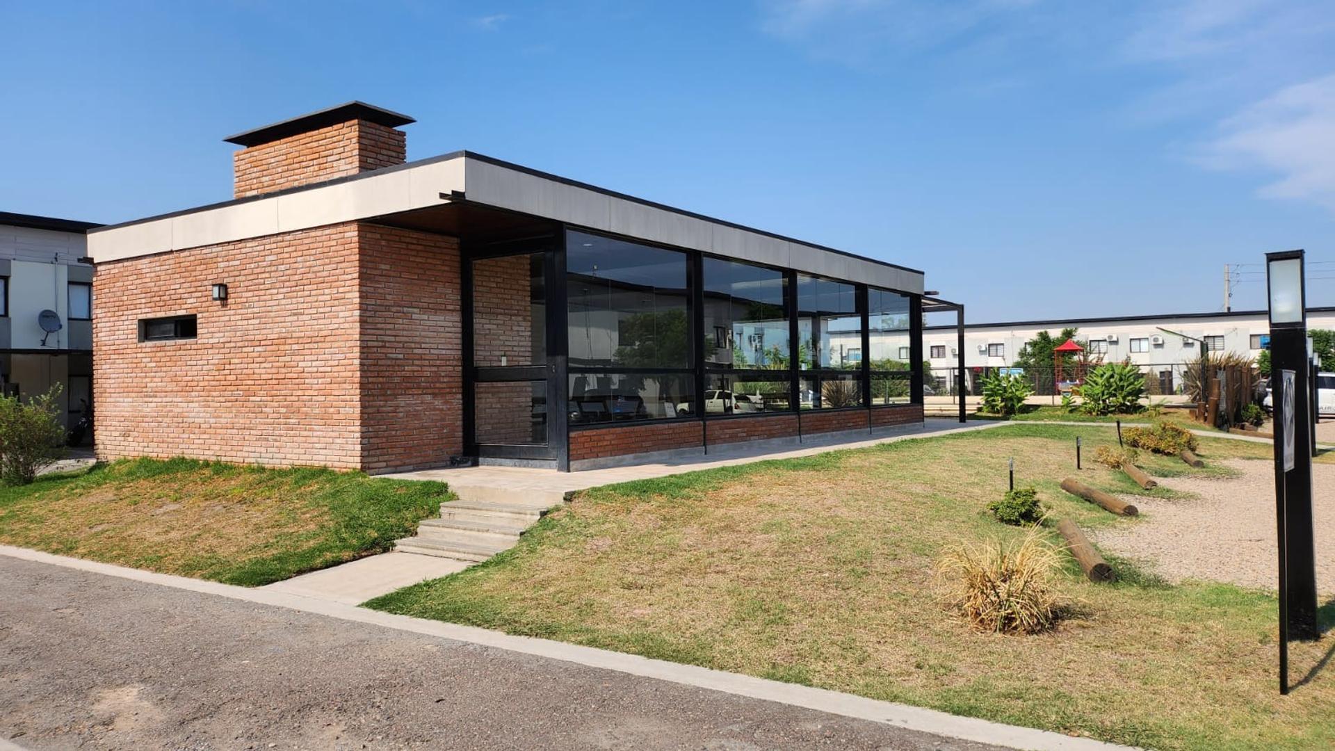 Casa en Alquiler con 2 cocheras