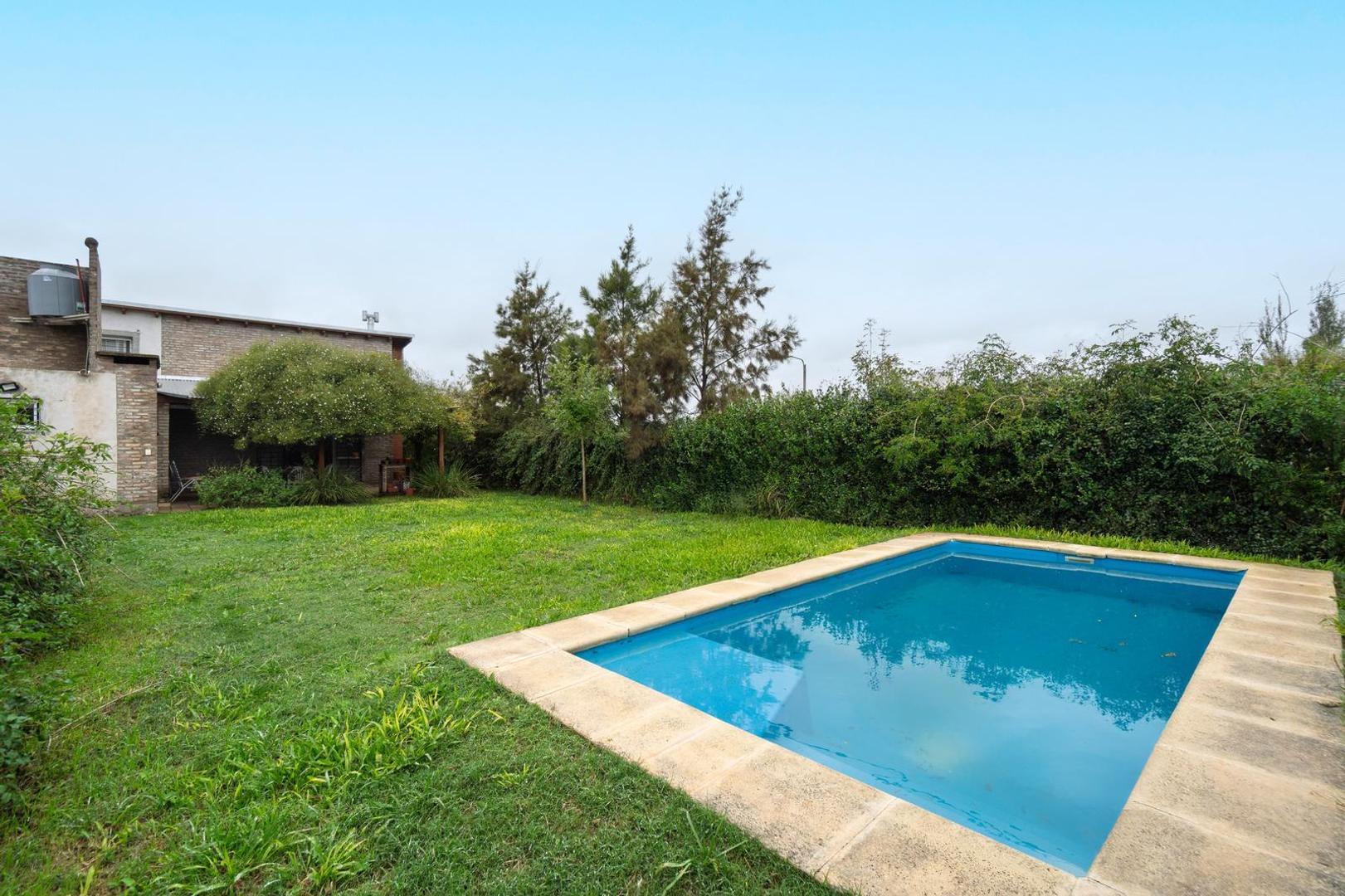 VENTA | PERMUTA - Casa 1 dormitorio con cochera, quincho, y piscina - Las Acequias del Aire, Roldán.