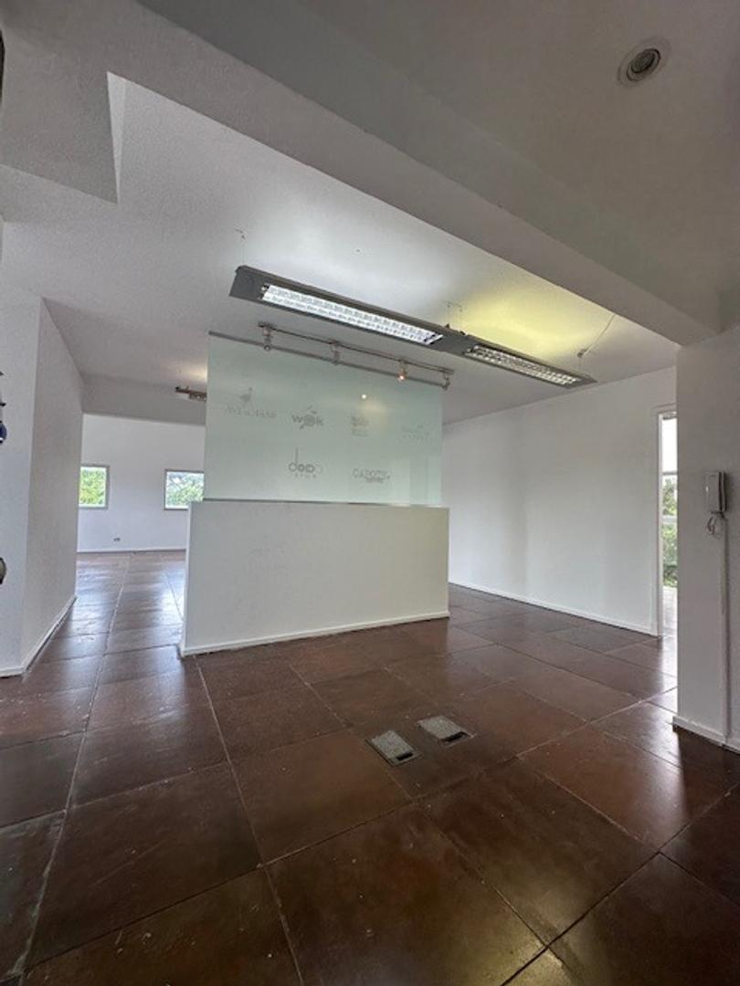 Oficina 6 ambientes con 2 baños