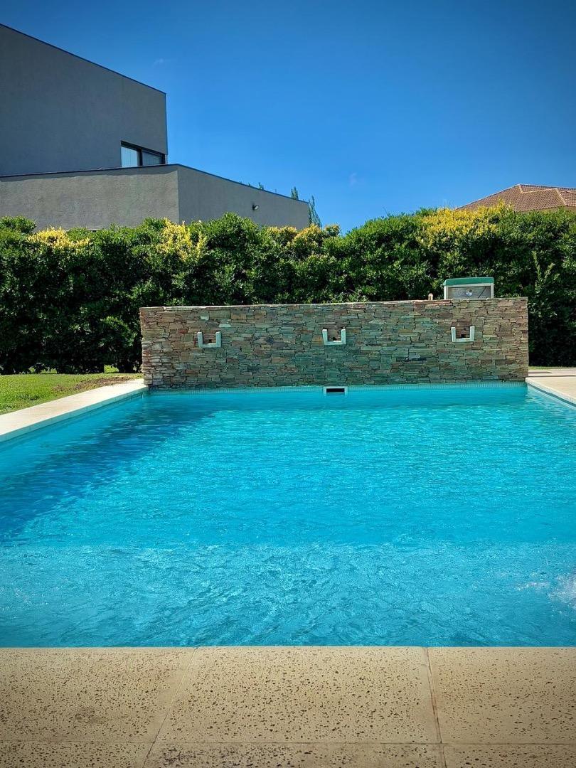 Casa 5 ambientes con 4 baños