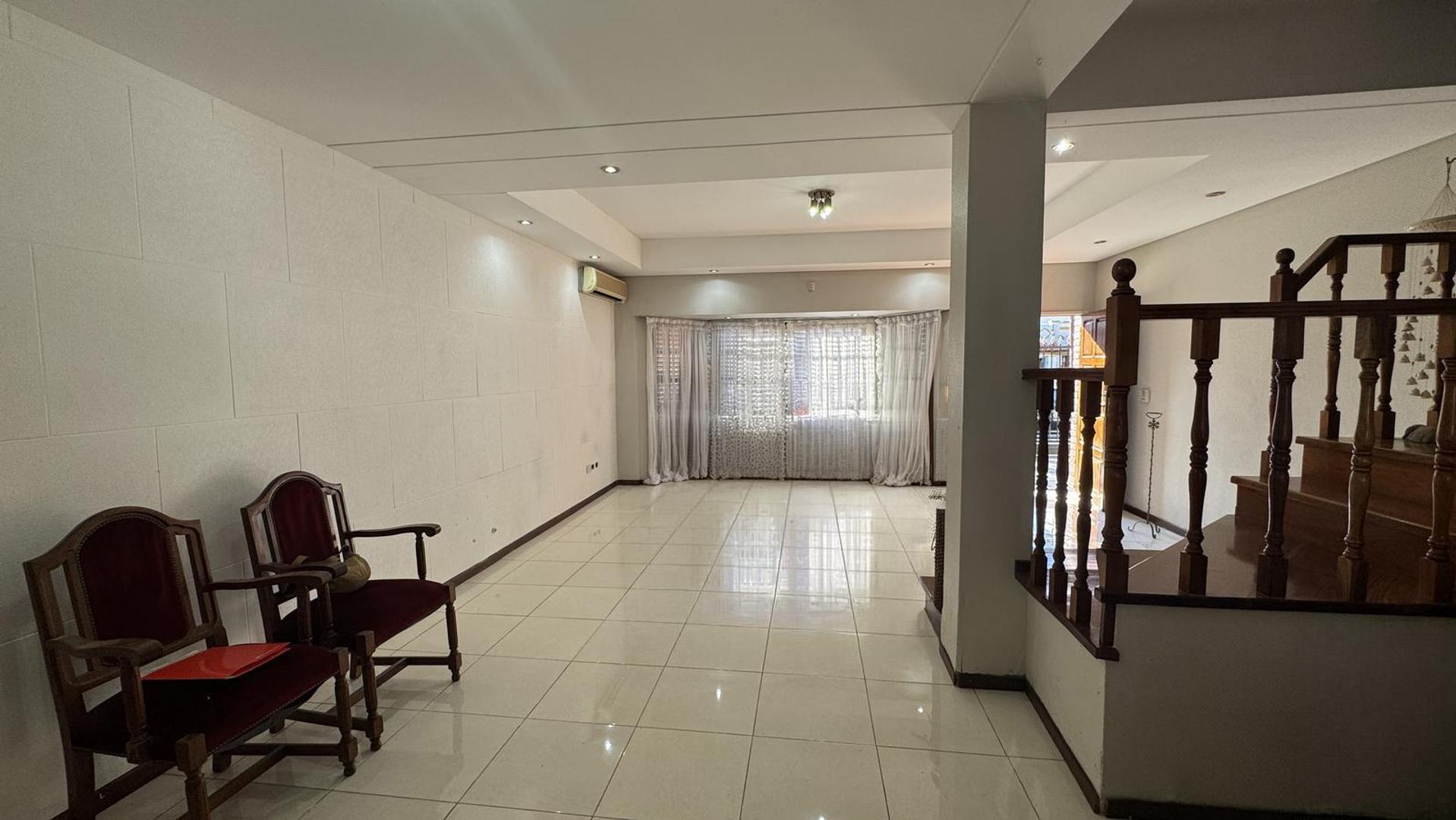 Casa en Venta con 3 cocheras
