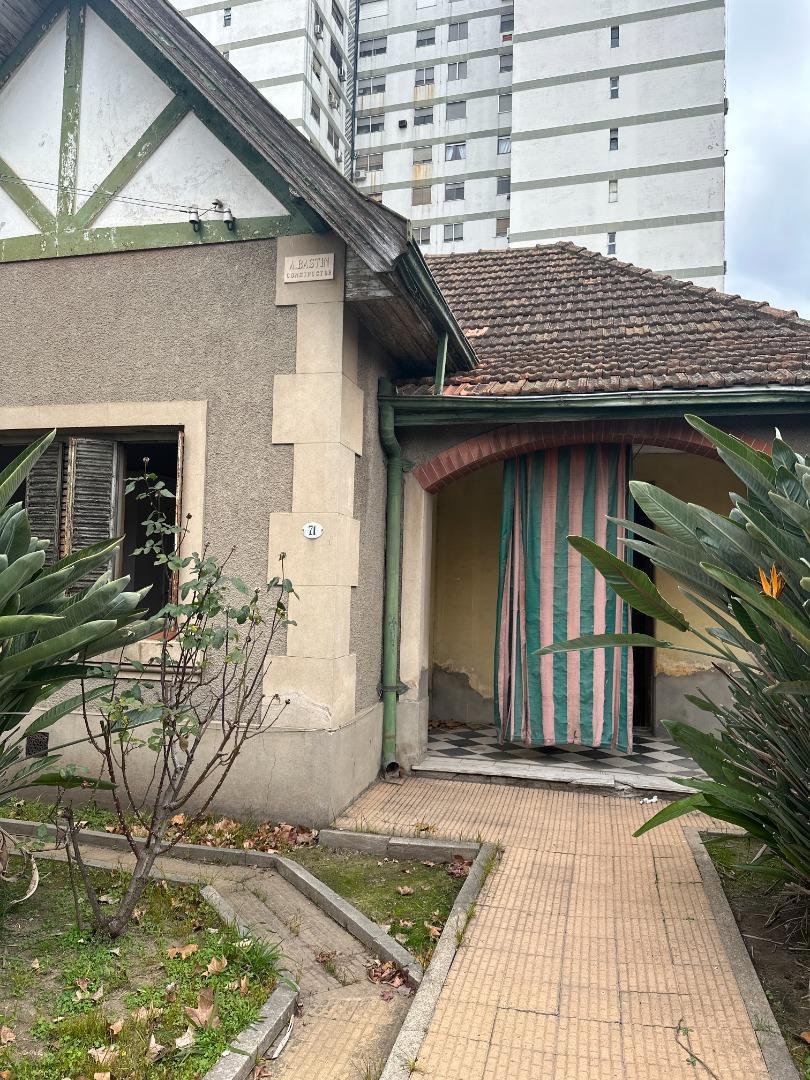 Casa 3 Dorm, jardin al frente, cochera y patio - Alberdi 71