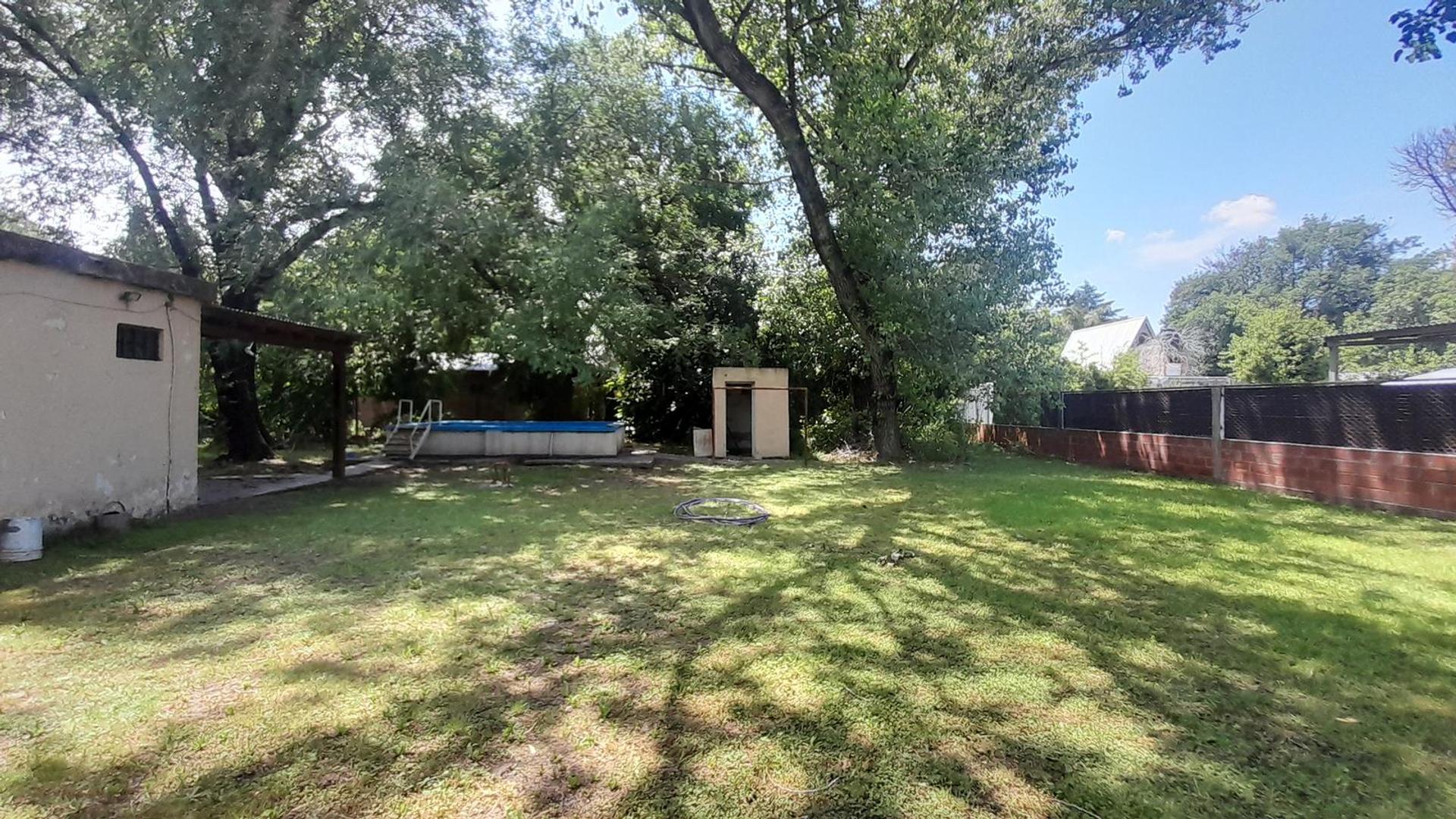 Casa en venta a reciclar con 900 m2 de terreno y pileta - Funes