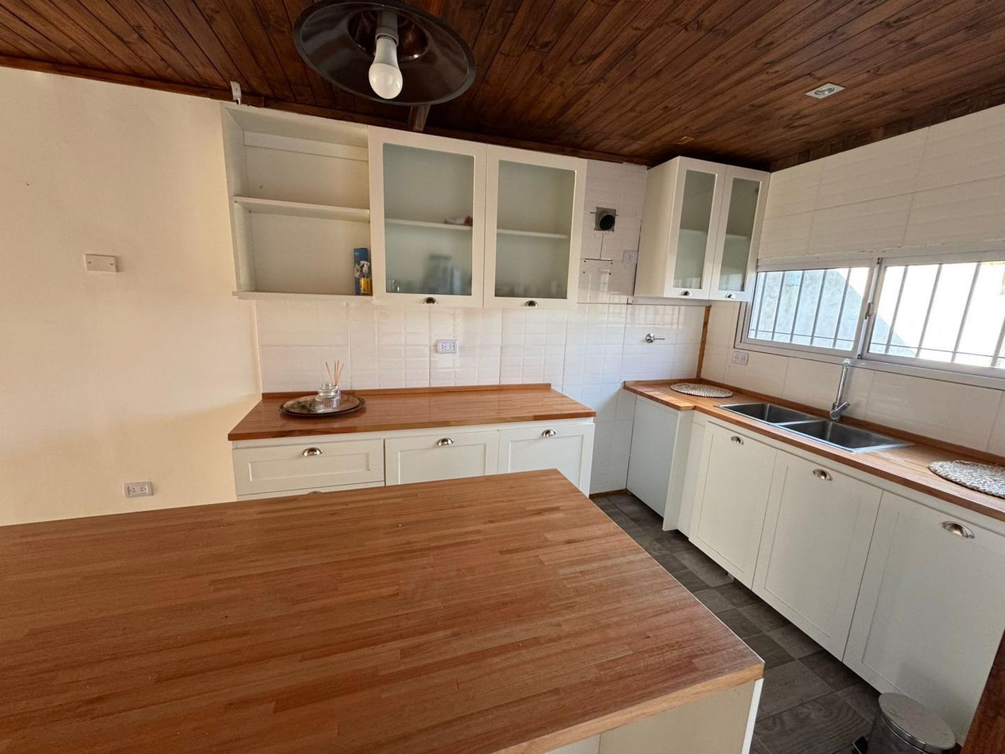 Casa 4 ambientes con 2 baños