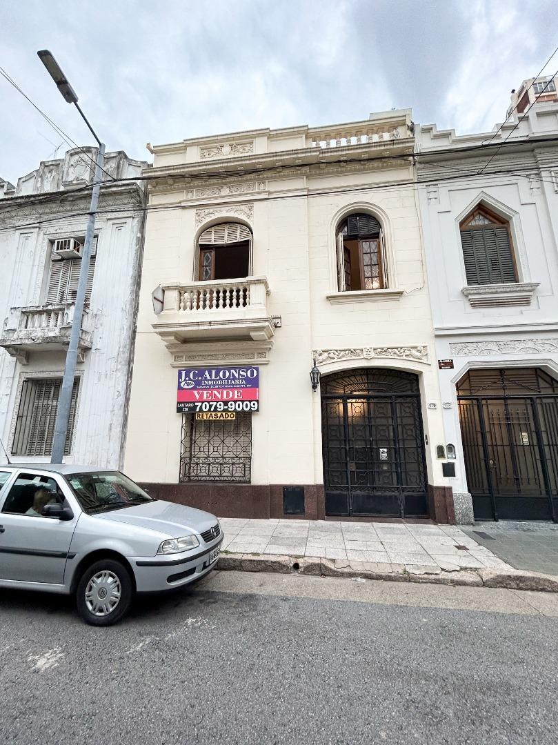 Casa de 8 ambientes c/terraza amplia distribuida en 2 planta