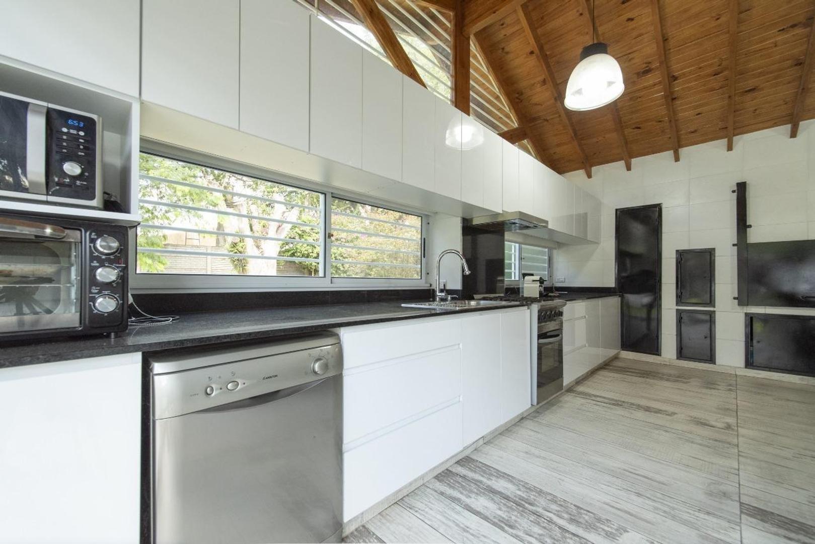 Casa 4 ambientes con 2 baños