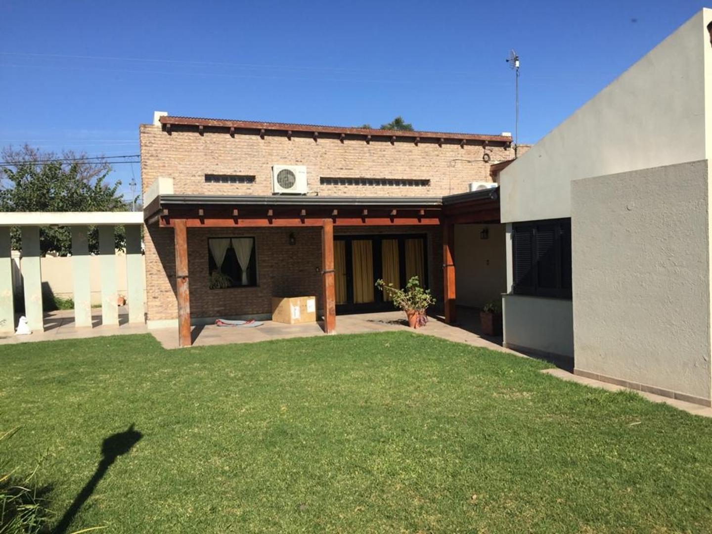 Casa en Venta con 3 cocheras