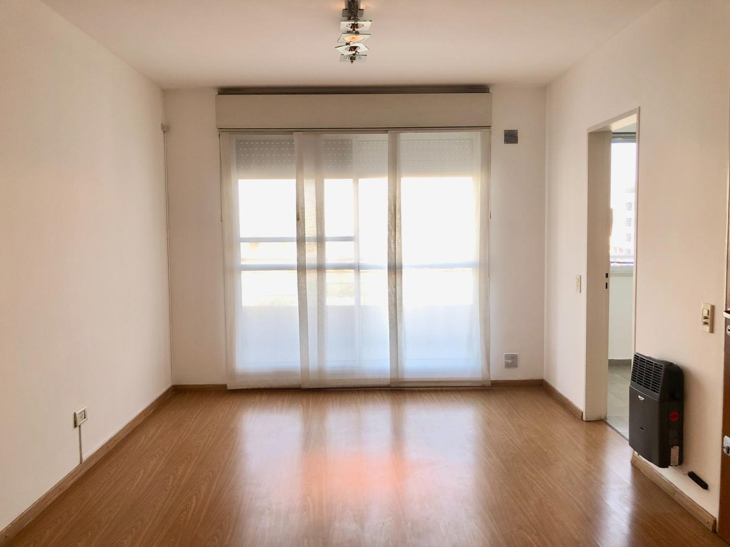 Dos dormitorios al frente con balcón, Abasto