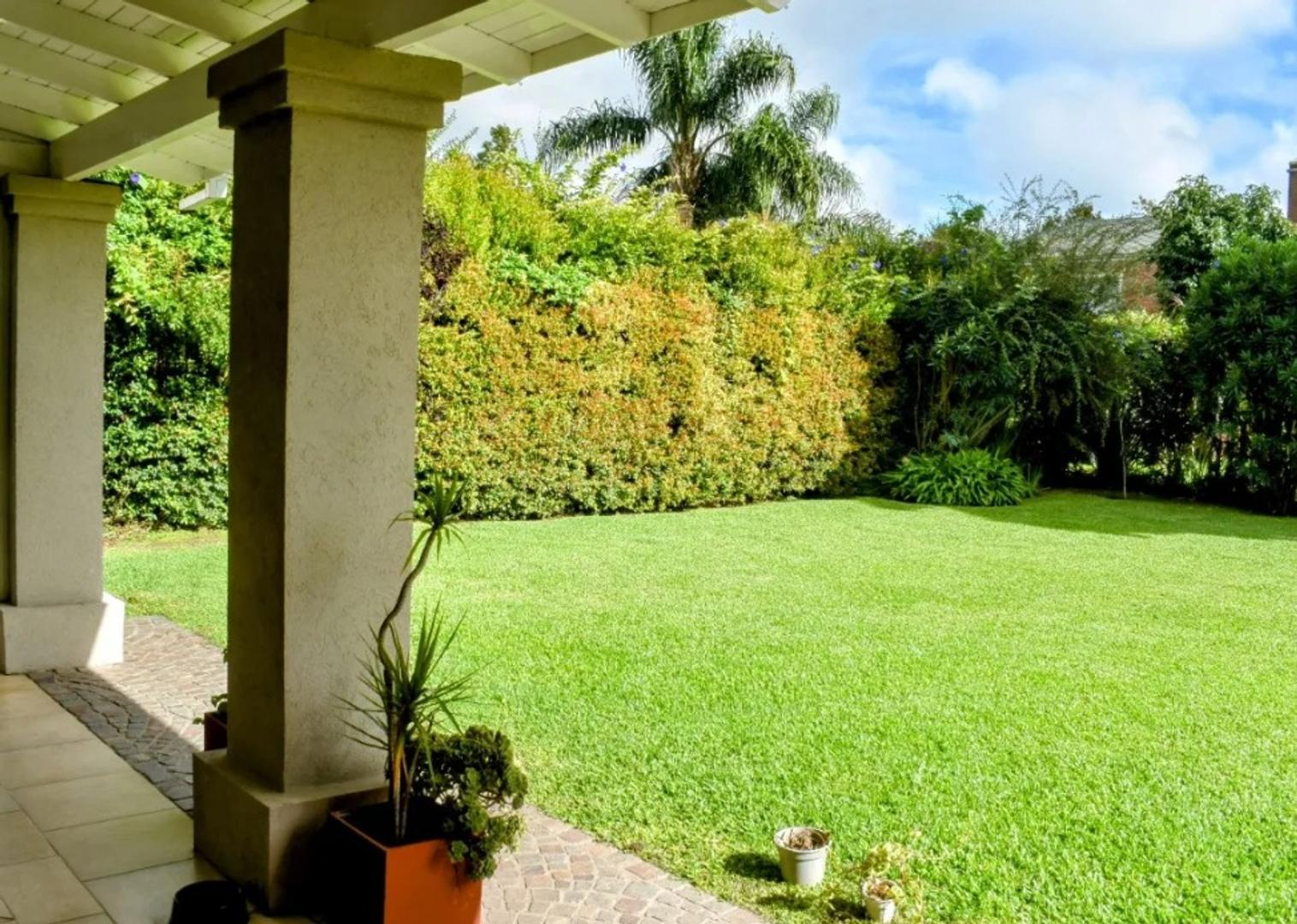 Casa en Venta con 2 cocheras