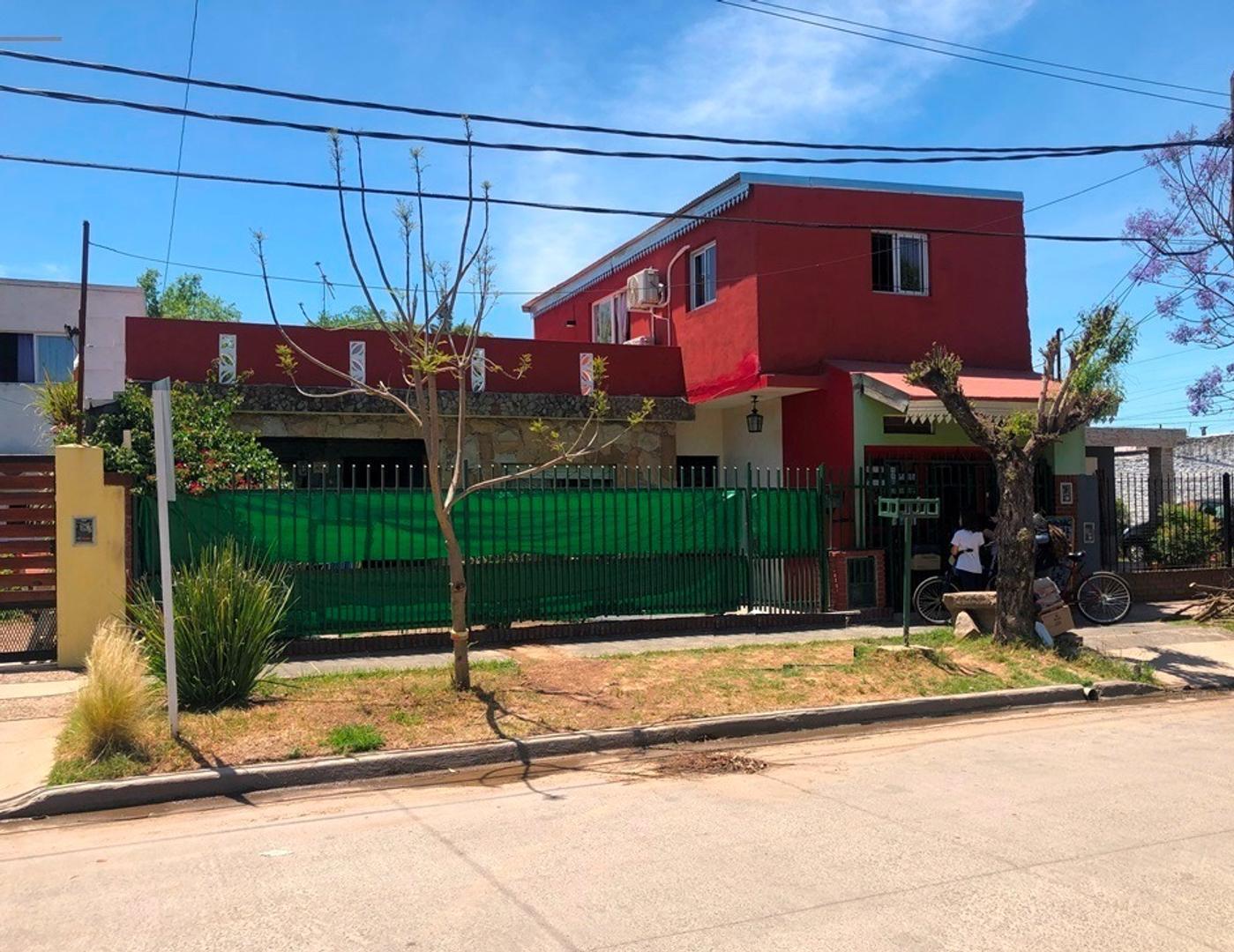 CASA EN VENTA :: 5 AMBIENTES :: UDAONDO :: CON LOCAL