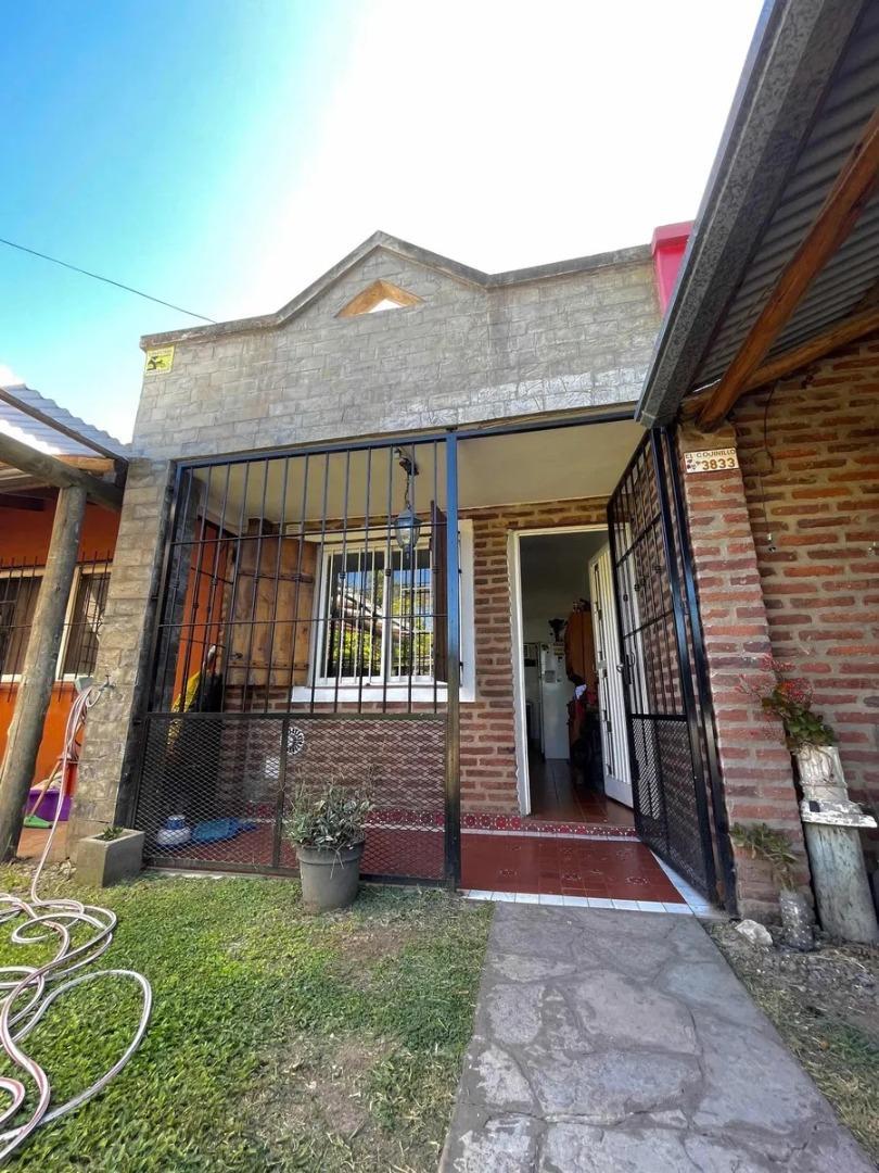 VENTA - CASA 4 AMB - PILETA - FONDO LIBRE - VILLA UDAONDO