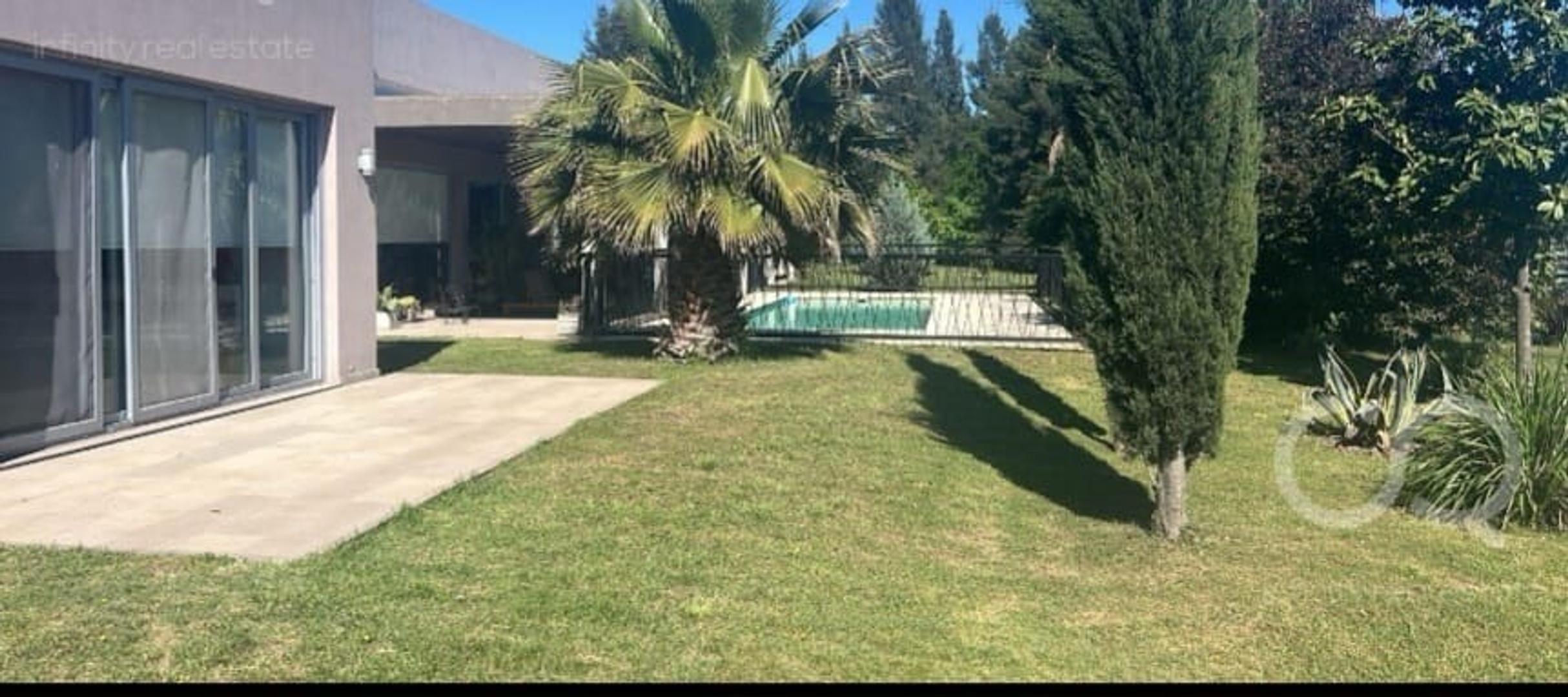 Casa 5 ambientes con 4 baños