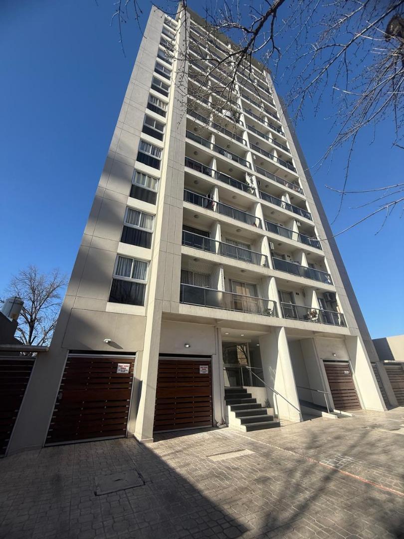 DEPARTAMENTO 4 AMBIENTES EN EDIFICIO DE CATEGORÍA