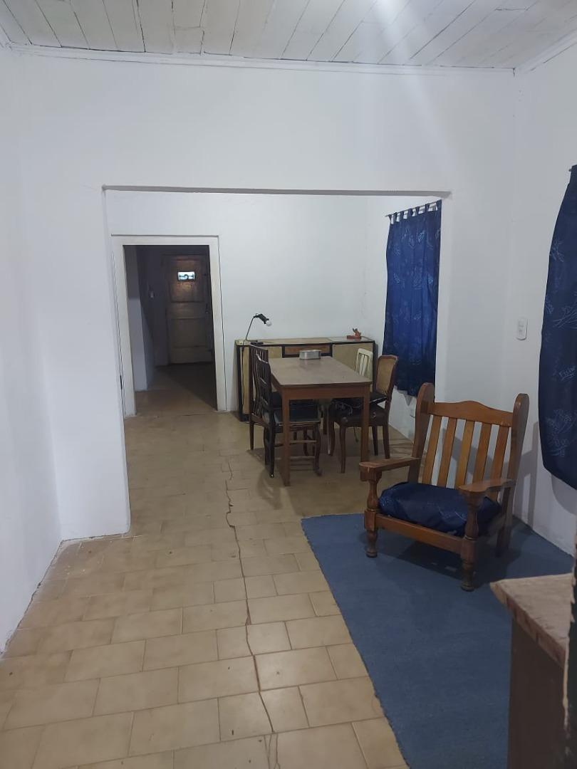 OPORTUNIDAD CASA A RESTAURAR en hermoso lote, LONGCHAMPS