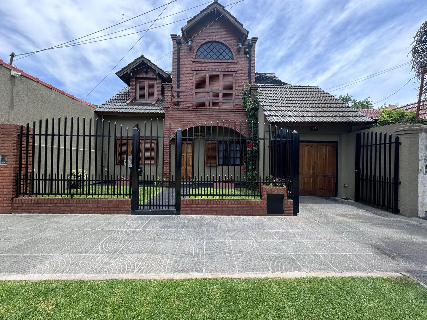 VENTA CASA 4 AMB COCHERA FONDO PILETA