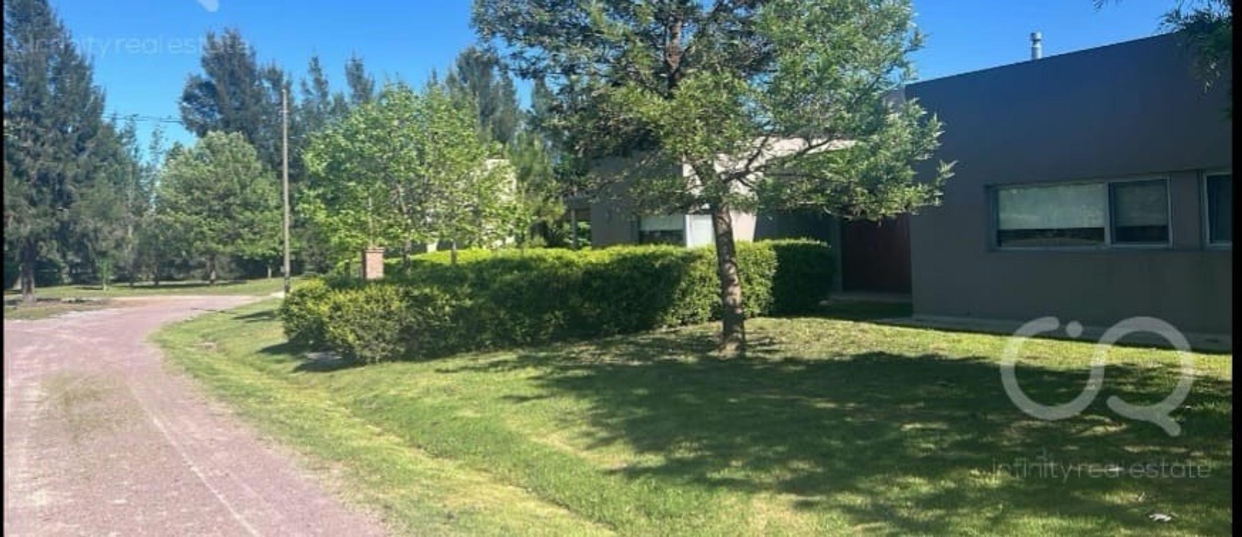 Casa en Venta con 4 cocheras