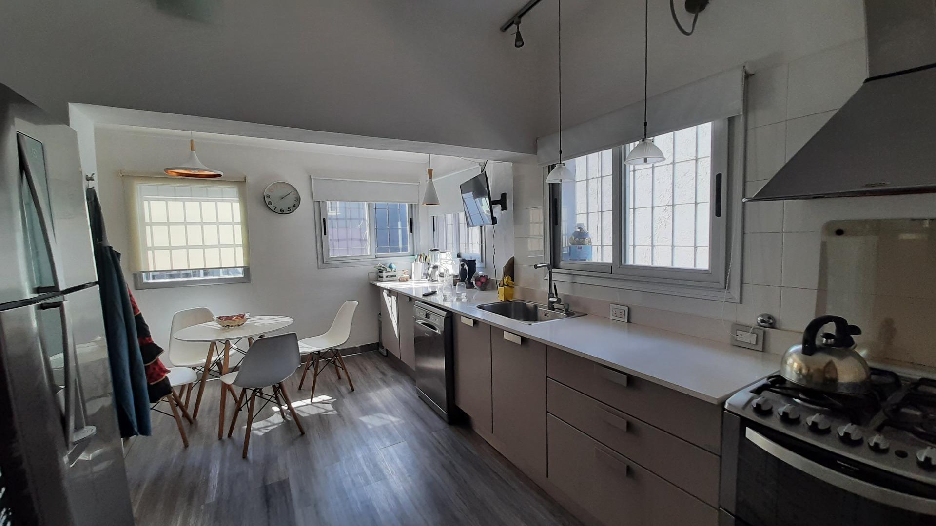 Casa 4 ambientes con 3 baños